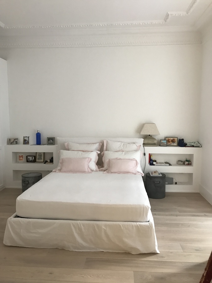 Habitación con suelo de parquet  y cabezal de pladul