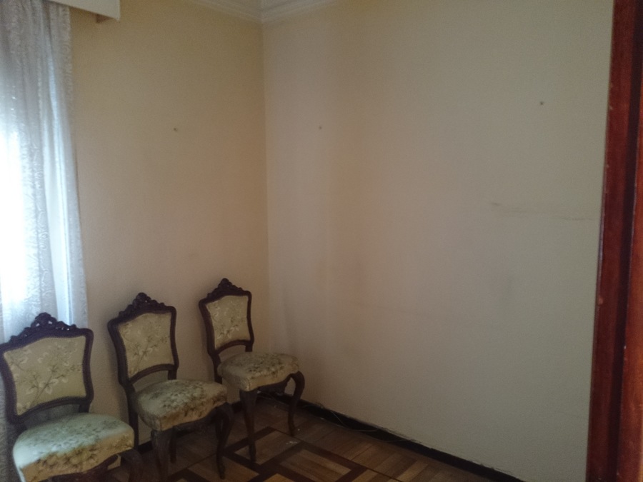 Habitación contigua a cocina. Sillas sin restaurar