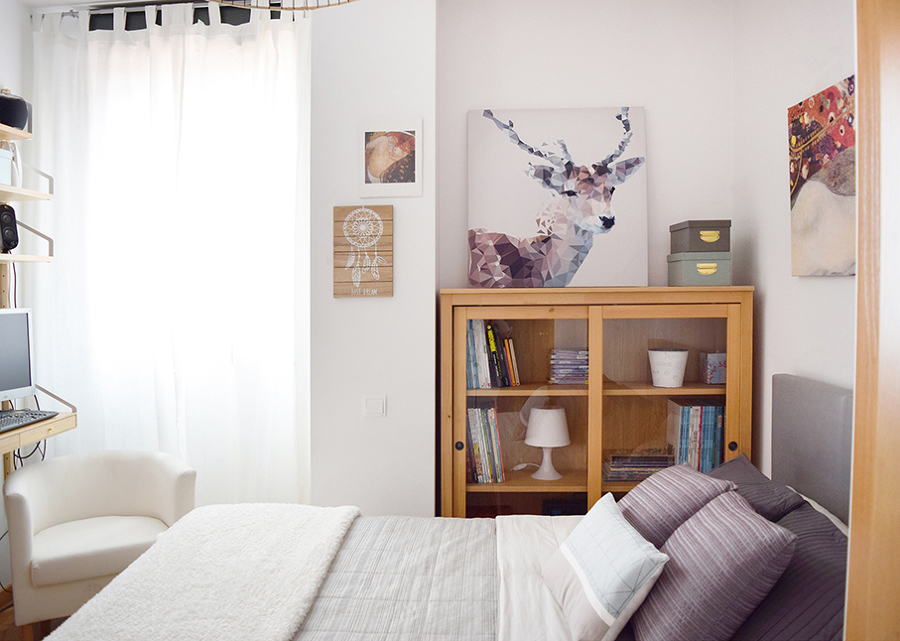 Habitación de invitados con zona de trabajo