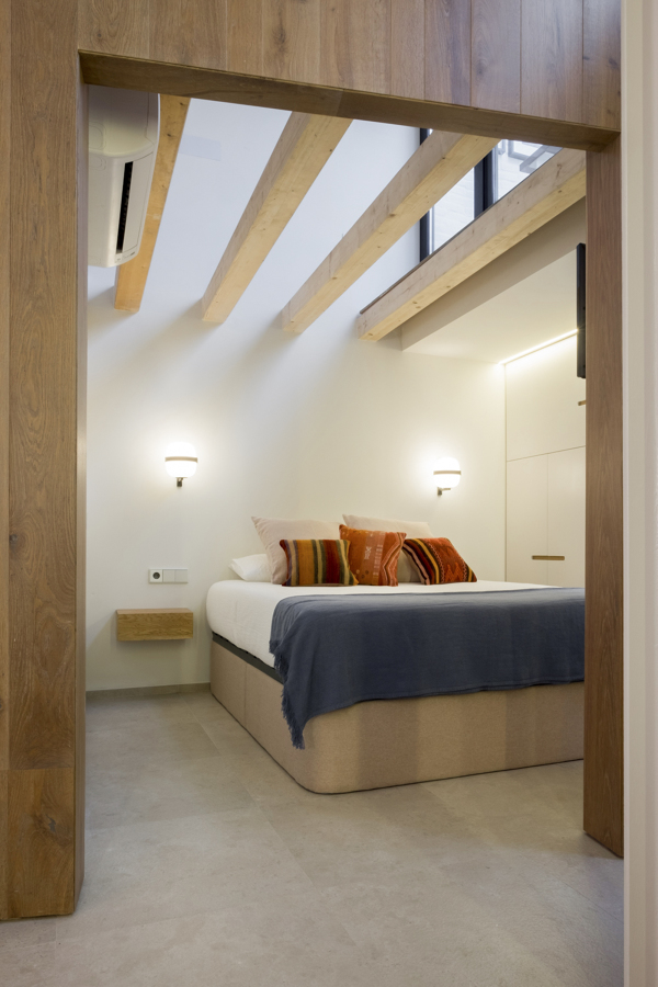 Habitación de madera con doble altura