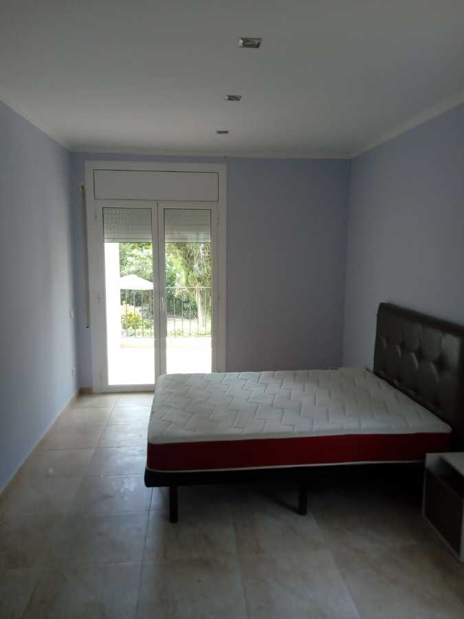 Habitación en tonos azul ceniza