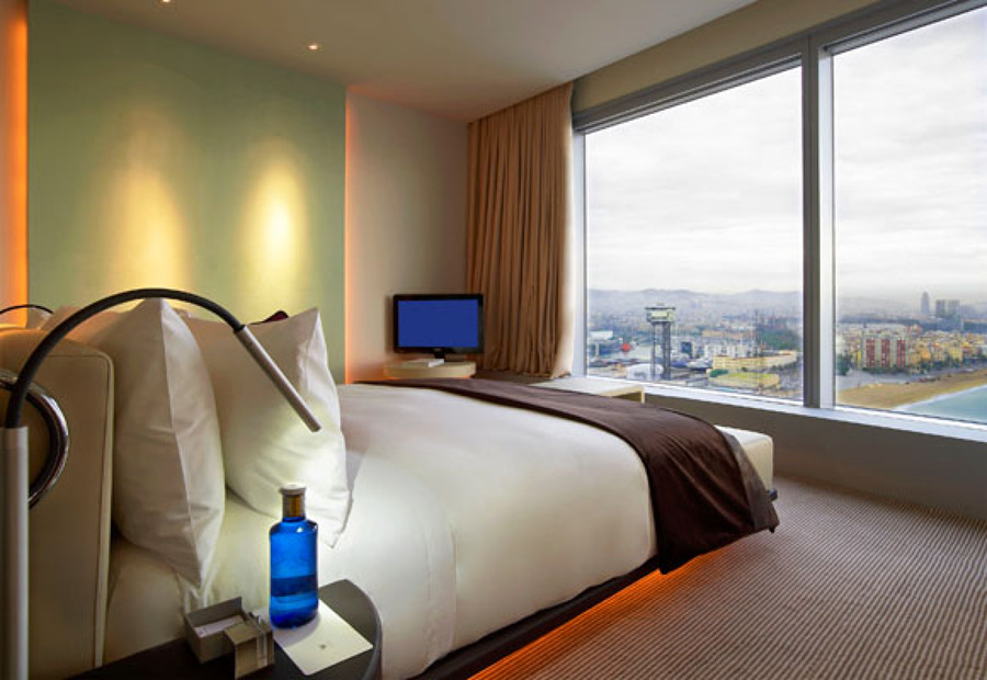 Habitación minimalista con vistas ...