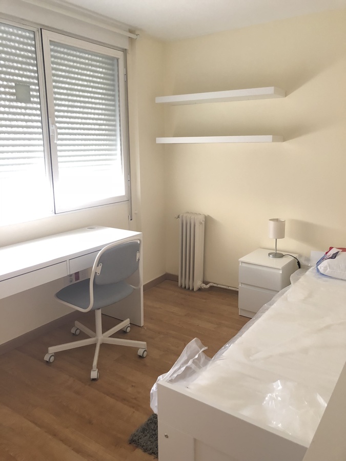 Habitación nińa ventanas blancas de aluminio