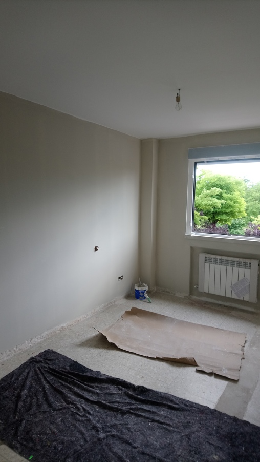 Habitación primera capa de pintura