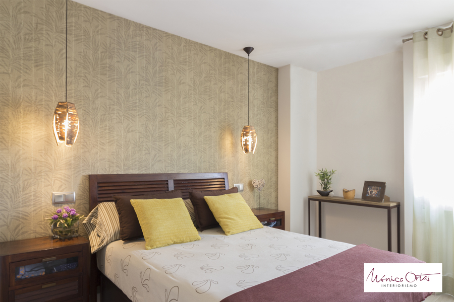 Habitación principal con lámparas colgantes