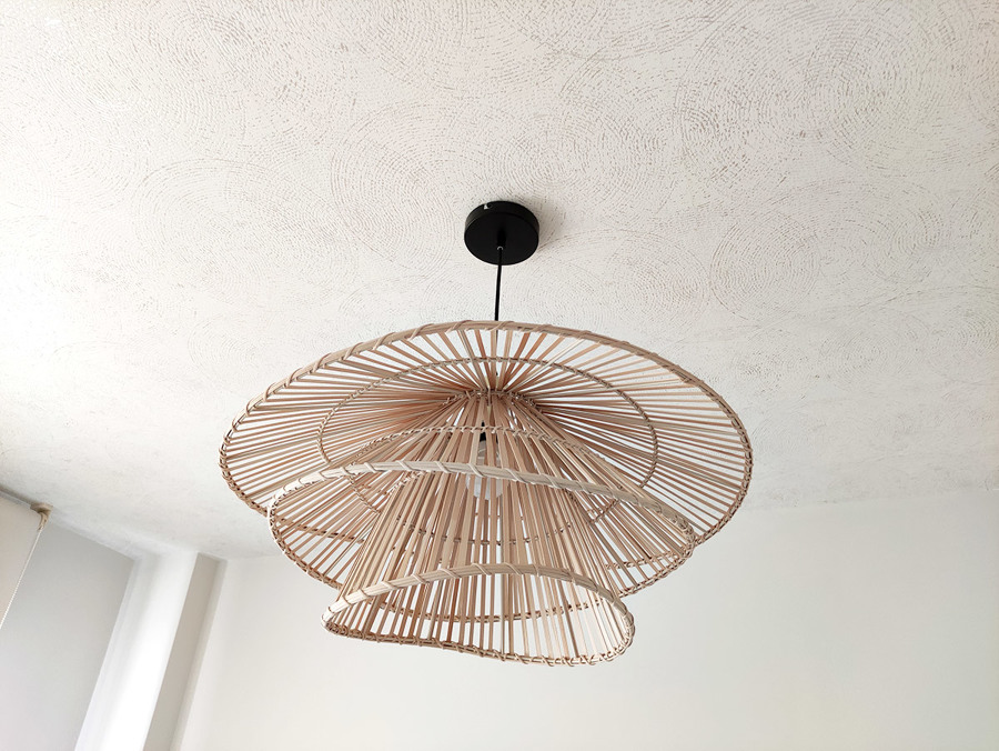 Habitación principal decorada en tonos blancos, dorados y turquesas.