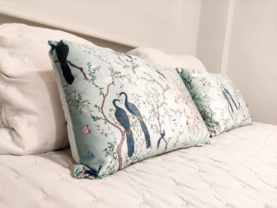 Habitación principal decorada en tonos blancos, dorados y turquesas.