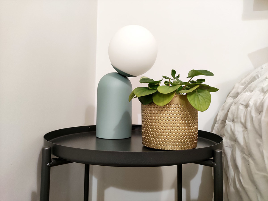 Habitación principal decorada en tonos blancos, dorados y turquesas.