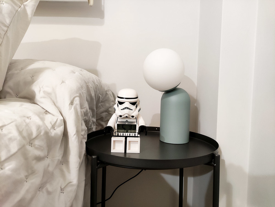 Habitación principal decorada en tonos blancos, dorados y turquesas.