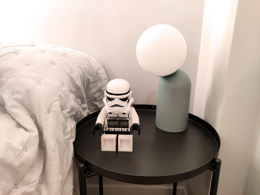 Habitación principal decorada en tonos blancos, dorados y turquesas.