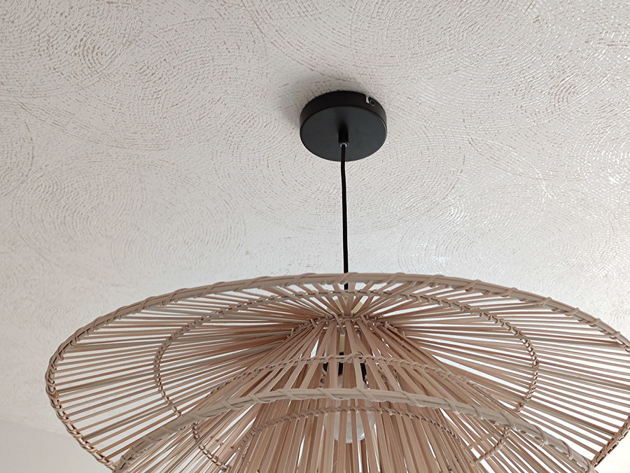 Habitación principal decorada en tonos blancos, dorados y turquesas.