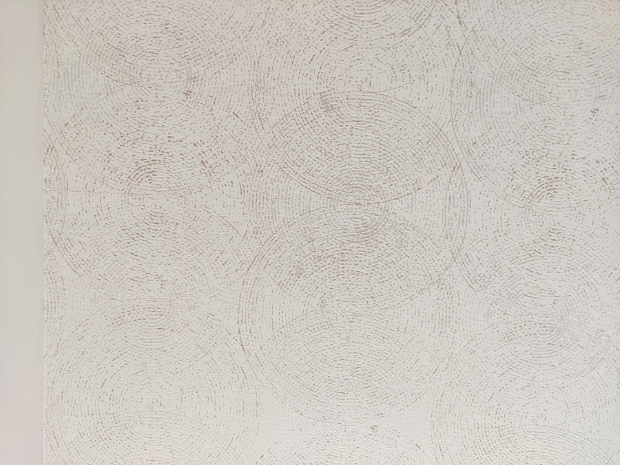 Habitación principal decorada en tonos blancos, dorados y turquesas.