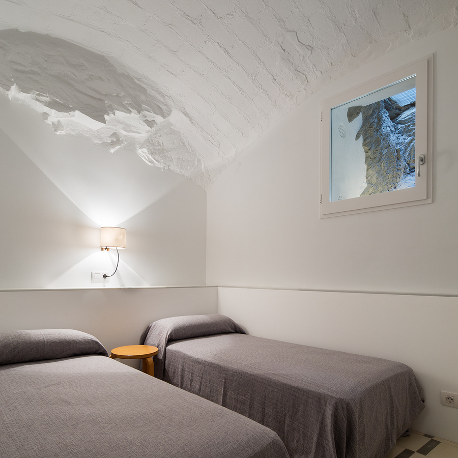 Habitación sencilla en blanco 