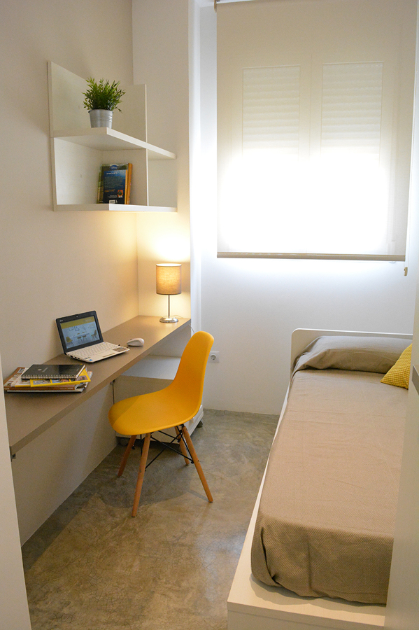 Habitación silla amarilla