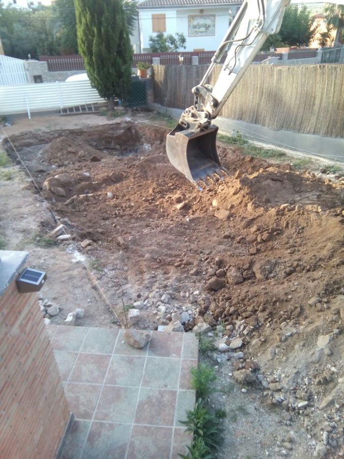 Haciendo el hueco de la piscina