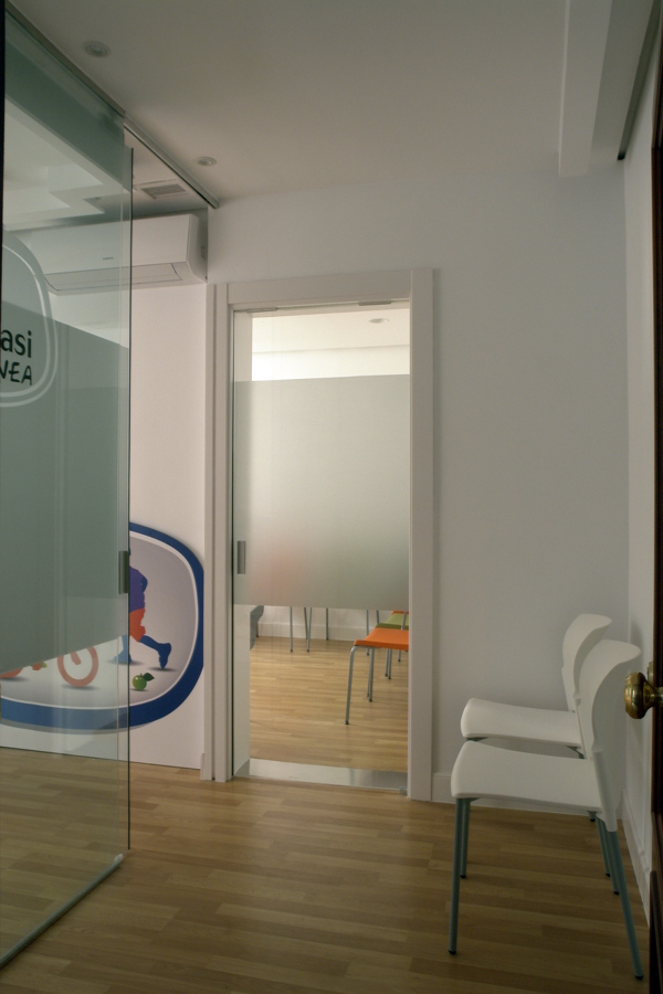 Hall de entrada con luz natural.