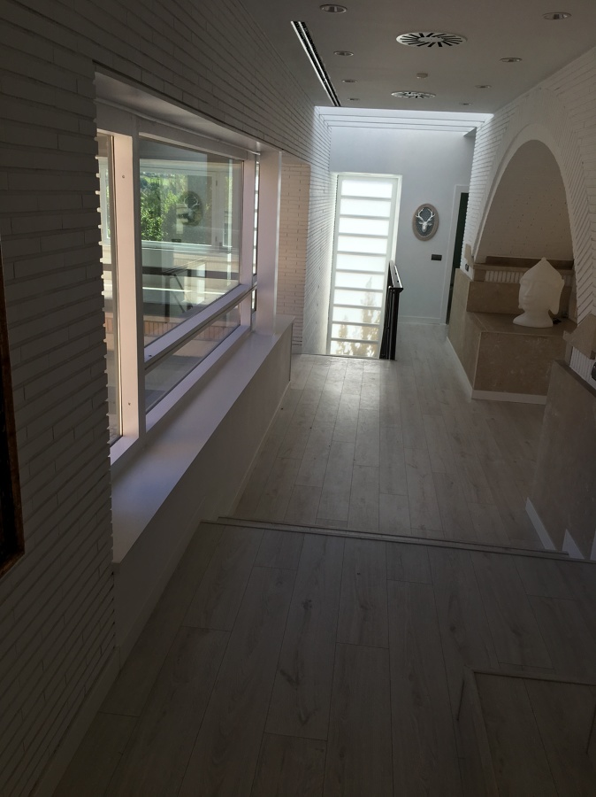 hall pintado lacado y colocacion de tarima y rodapie