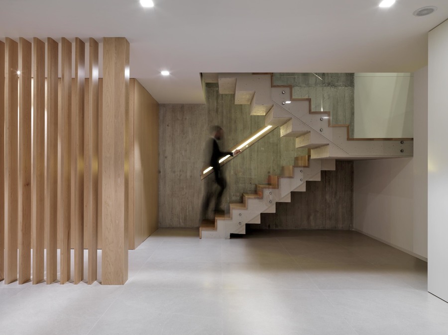 Escalera y celosía de madera