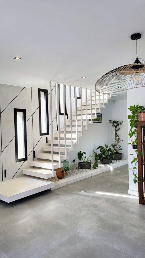 HALL Y ESCALERAS VOLADAS