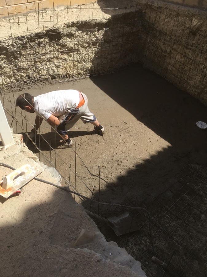 Hechando encofrado de Hormigon 20 cn