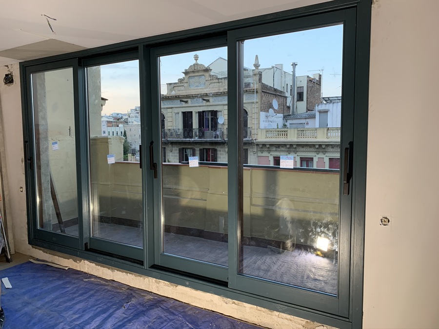 Herraje de primera calidad de color negro.