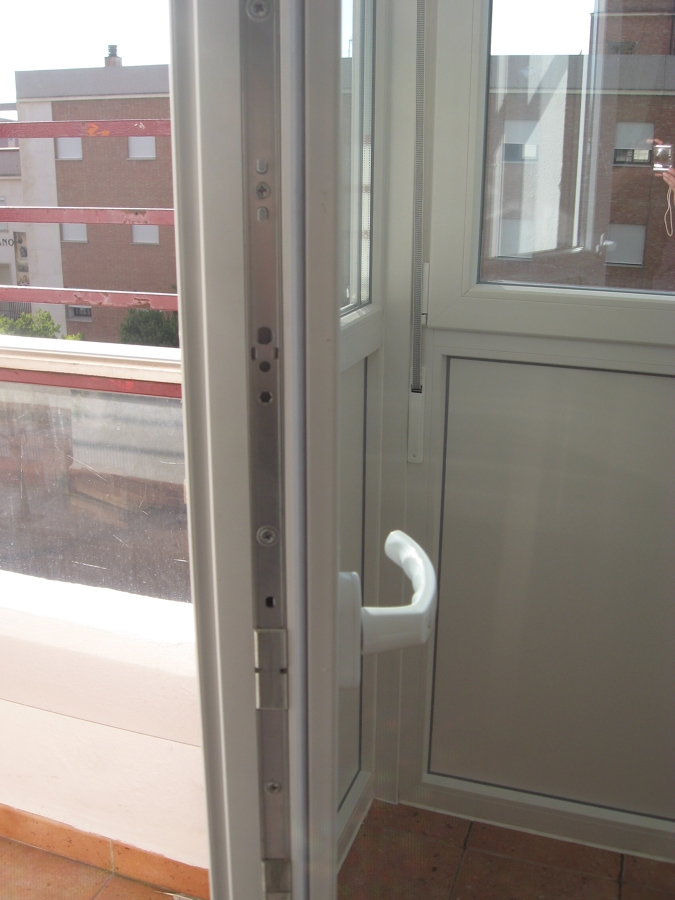 Herrajes ROTO con cierre multipunto.