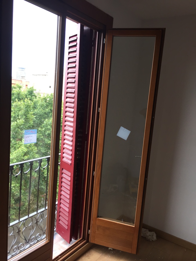 Hoja de iroko y persiana de apertura abatible en mismo marco