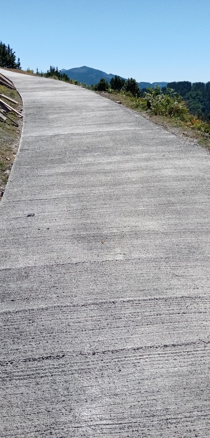 Hormigón cepillado en rampa.