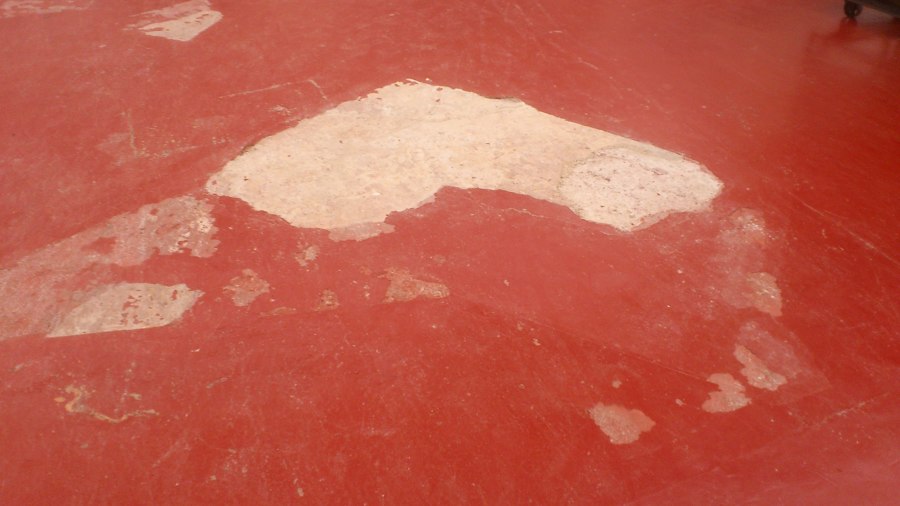 hormigón desconchado reparado con mortero de resina epoxi