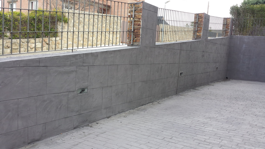 Hormigón estampado y muro de estampado vertical