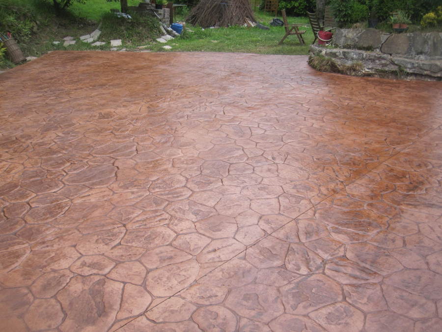 Hormigón impreso en piedra irregular.