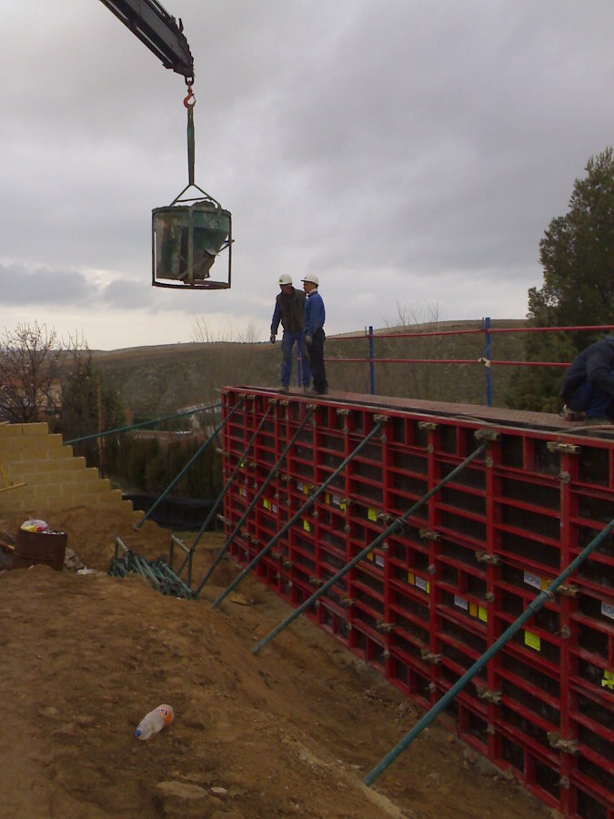 Hormigonado de muro.