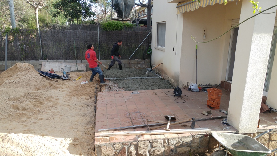 HORMIGONANDO PORCHE PARA AMPLIACION DEL MISMO