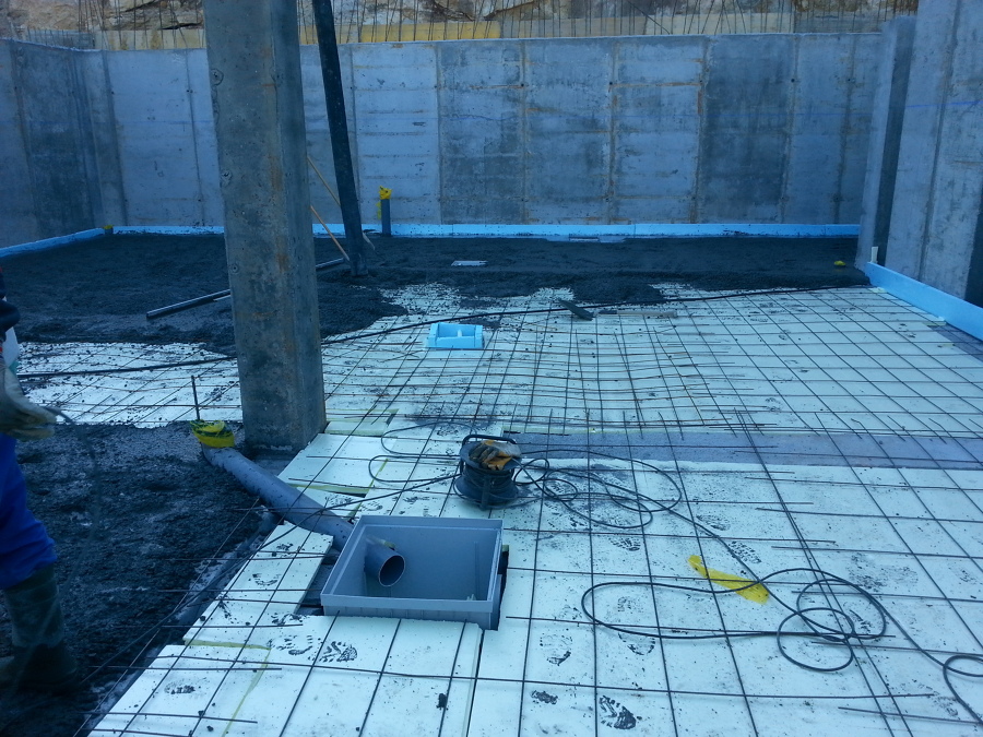 Hormigonando solera garaje