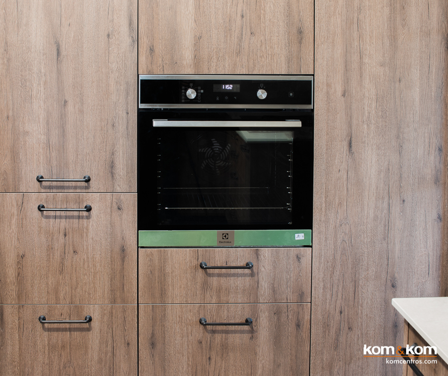 Horno multifunción en cocina en madera