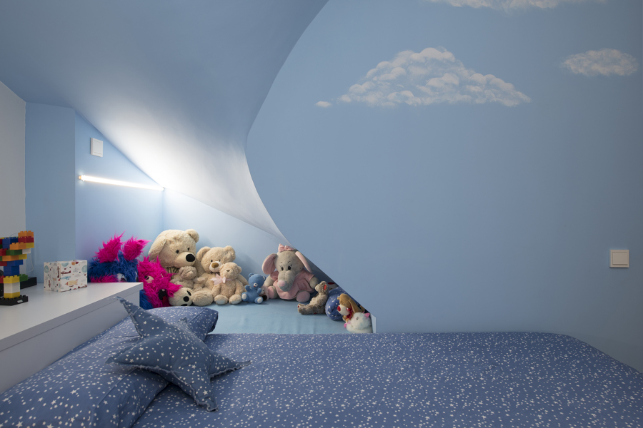 Hueco bajo escalera para guardar los juguetes