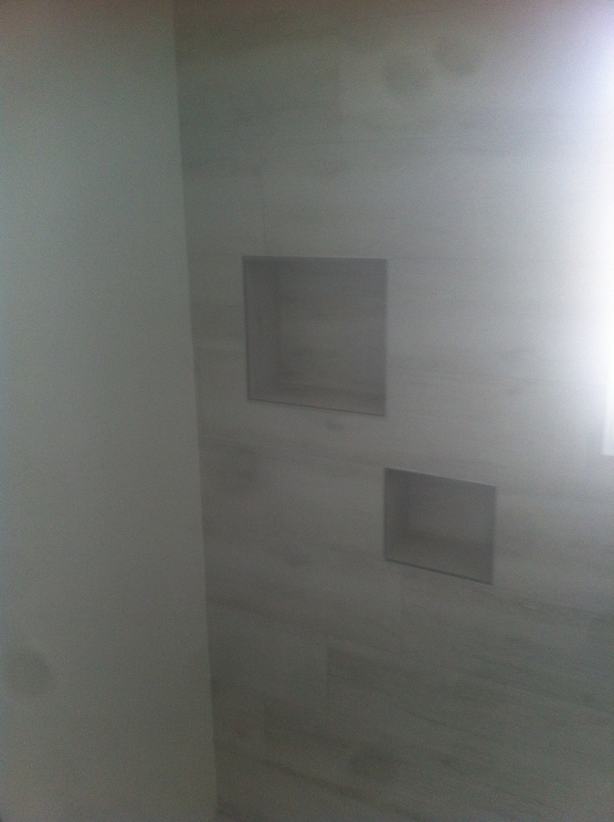 HUECOS EN ZONA DUCHA PARA DEJAR GEL O CHAMPU