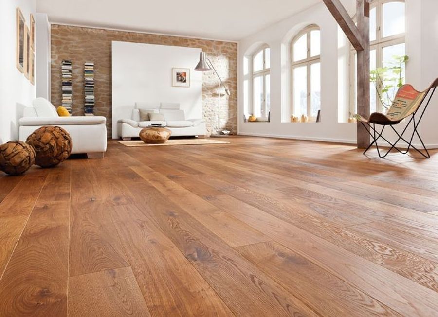 salón con suelo de madera
