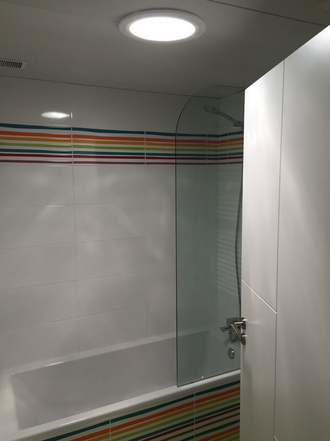 Iluminación cenital en baño