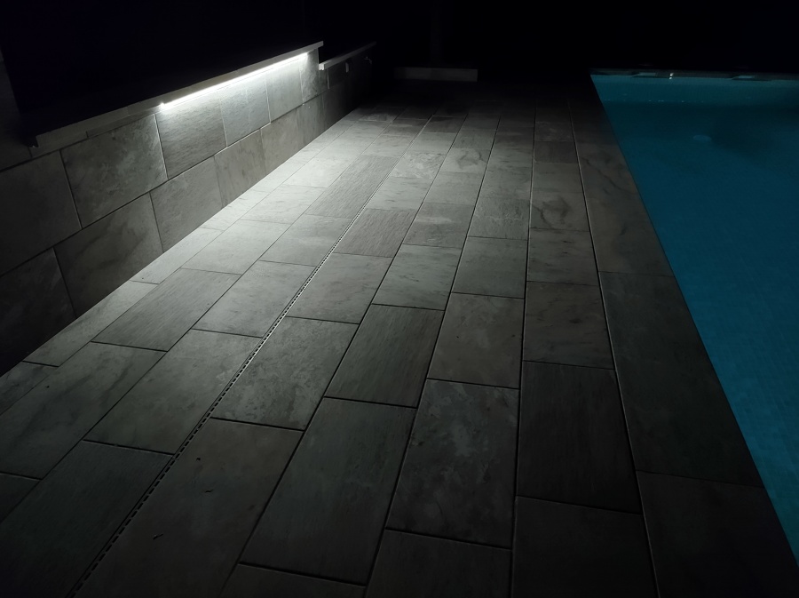 Iluminación con tiras leds ocultas en los muros.