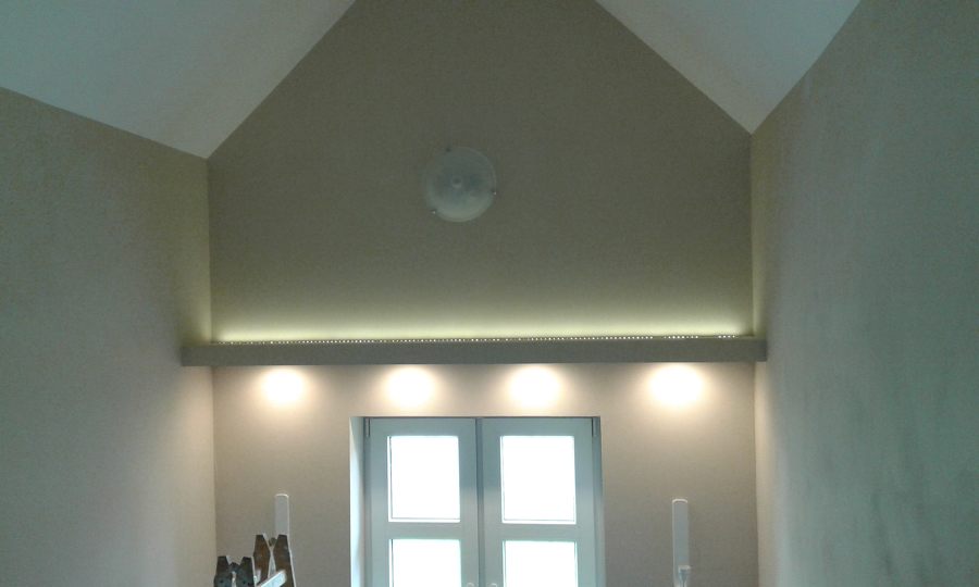 Iluminación de la cornisa, con plafón en zona superior
