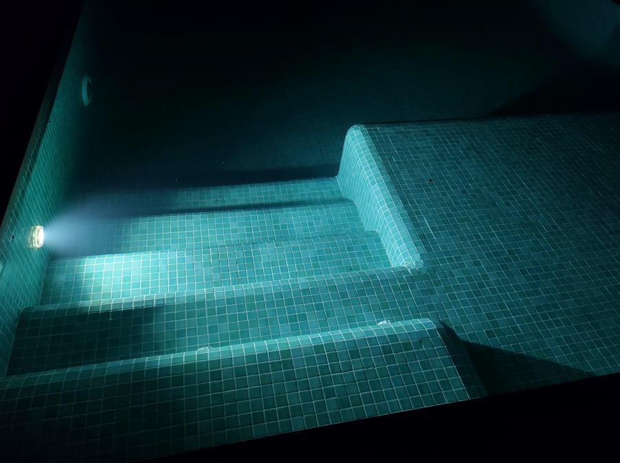 Iluminación dual. Foco de escalera de acceso.