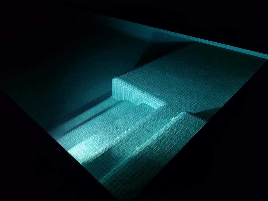 Iluminación dual. Foco de escalera de acceso.