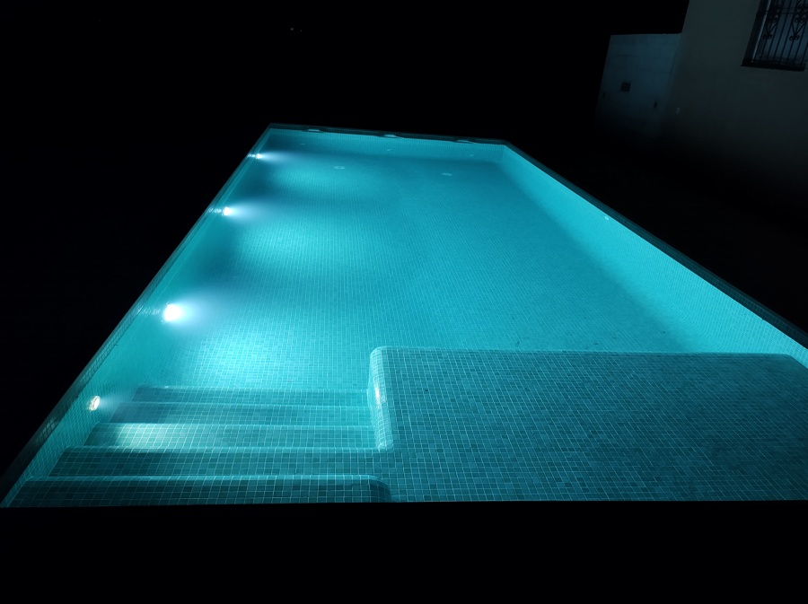 Iluminación dual. Foco de escalera de acceso y focos generales.