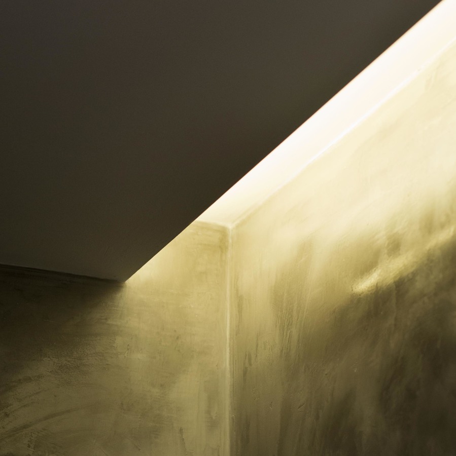 Iluminación indirecta en baño