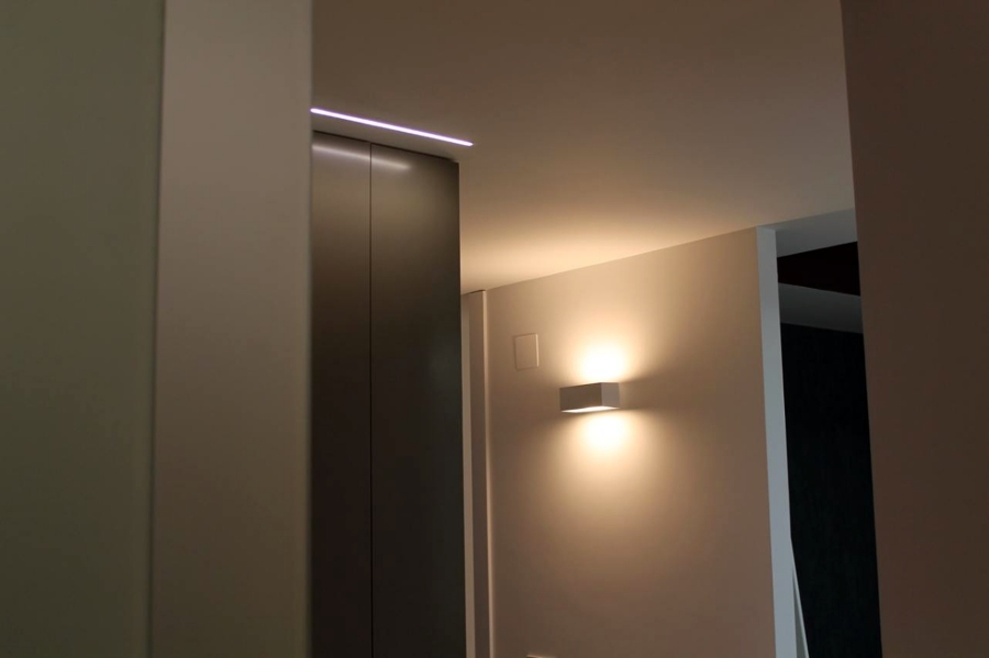 Iluminación indirecta en pasillo