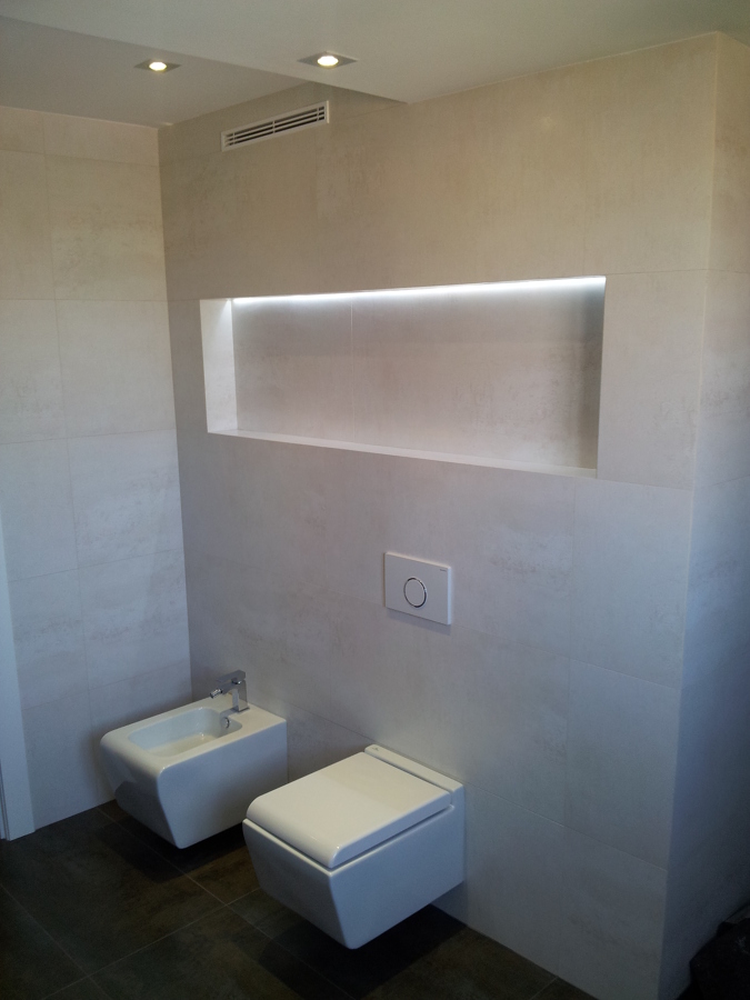 iluminación indirecta y sanitarios suspendidos