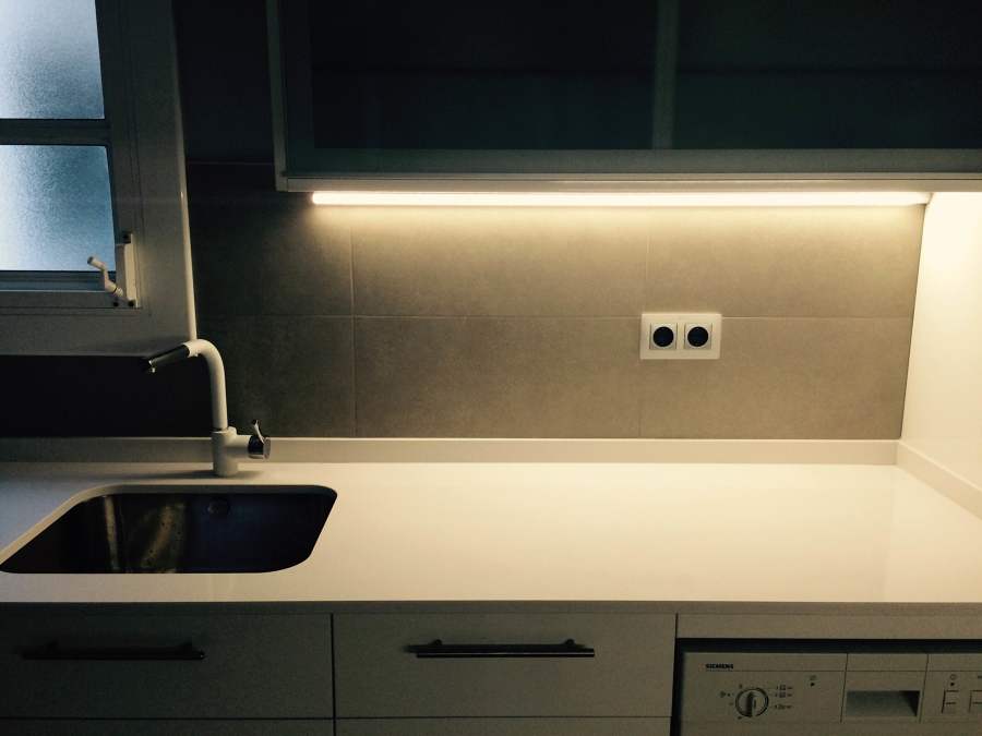 iluminación led bajo muebles altos