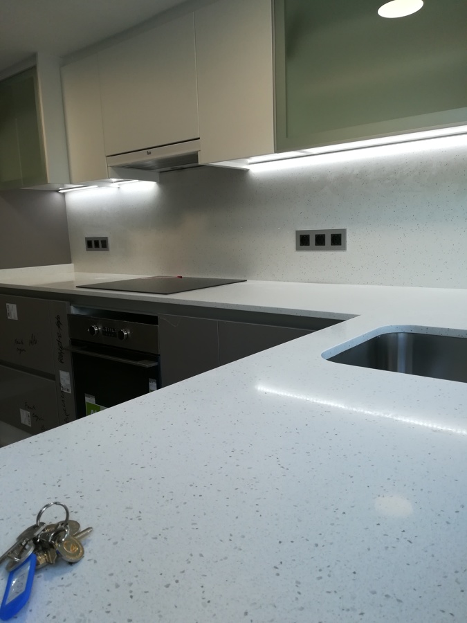 Iluminación led con perfil de aluminio bajo mueble