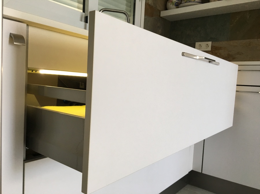 Iluminación LED se enciende al abrir